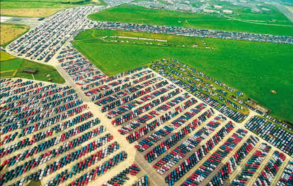 Современное кладбище нераспроданных новых автомобилей.  