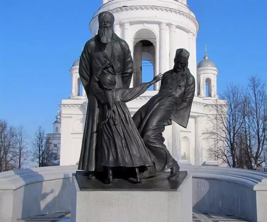 А еще губернатор Мень воздвиг памятник. о своему разумению.Его отец-священник был убит при невыясненных обстоятельствах в 1990г. Догадайтесь, в честь кого.