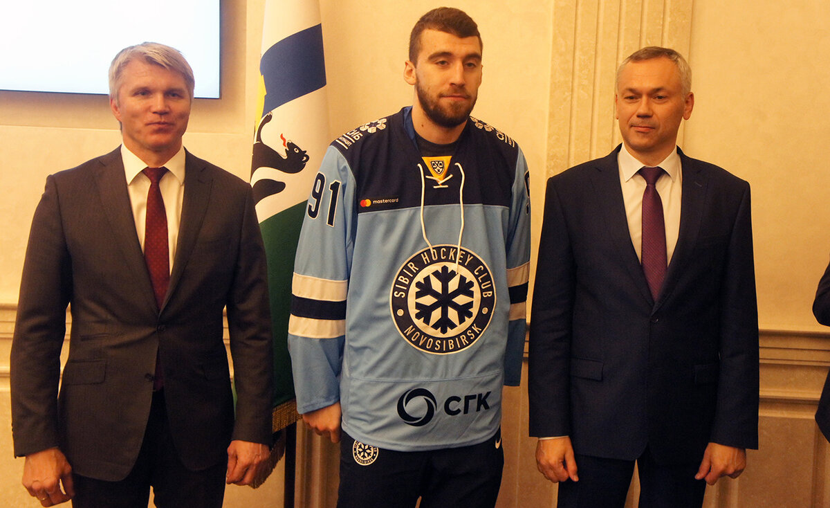  Данил Романцев (в центре) — автор четвертой шайбы «Сибири» в ворота ЦСКА. Фото автора