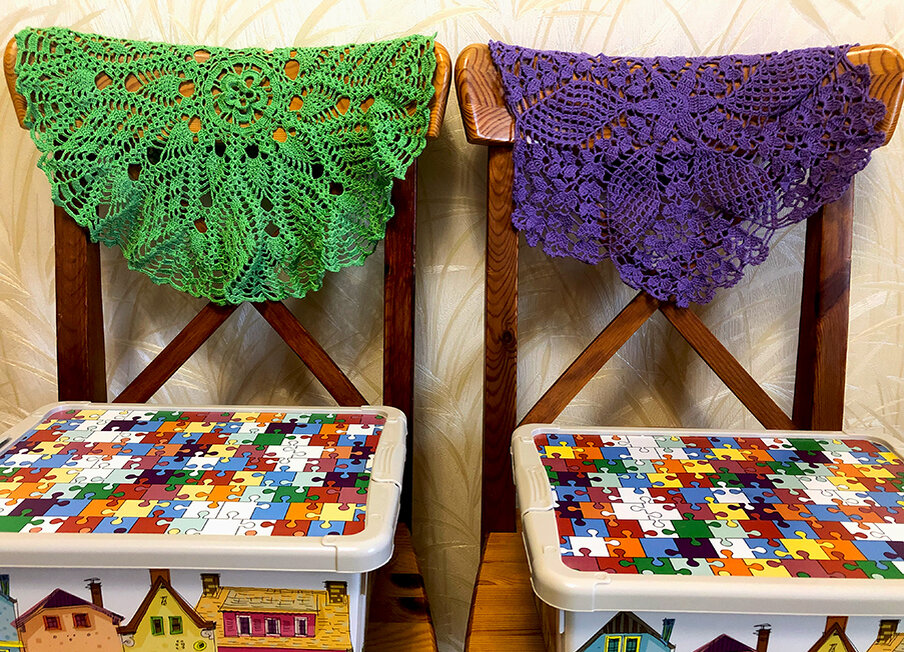 Вот так и развешиваем на стульях. Вяжем крючком и развешиваем. (Фото: Listok, http://gipgap.ru/)