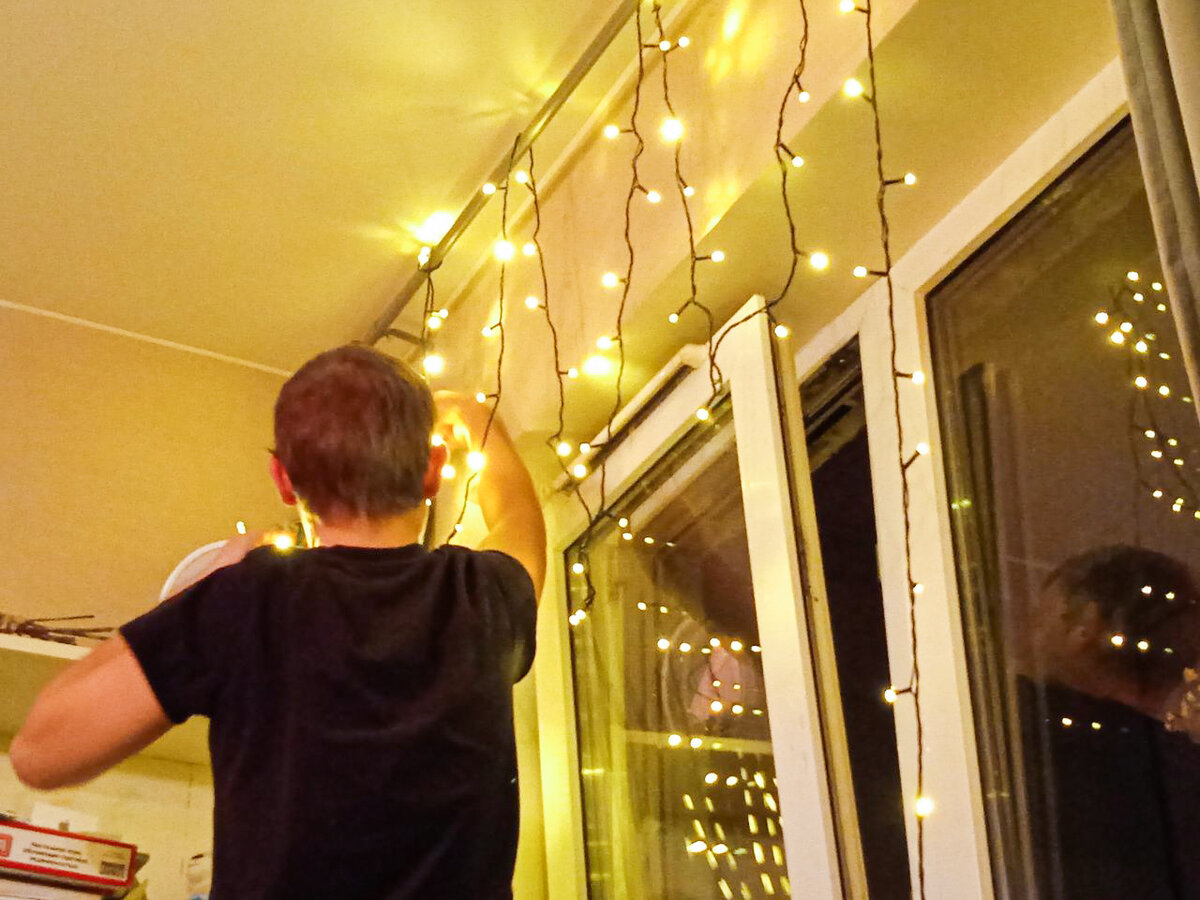 Саша украшает дом и мечтает о наступлении прекрасного праздника