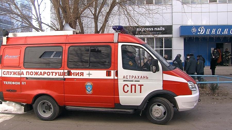 Автомобиль МЧС около бассейна «Динамо» в Астрахани, где 32 человека попали в больницу после отравления парами хлора                                                                                                     Фото: РИА Новости/МЧС РФ      