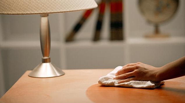 Источник: Яндекс. картинки. Нашёл свежее пятно от кофе на журнальном столике? Лучше всего сразу взять влажную тряпку и стереть его, прежде чем ты забудешь о нём и оно высохнет.