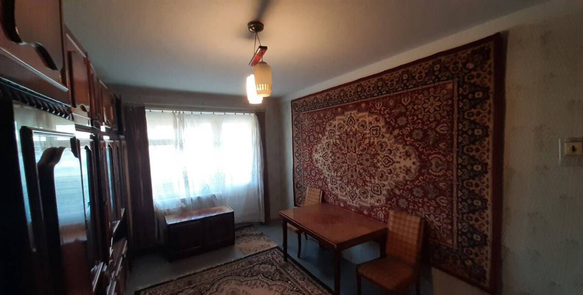 Купили квартиру с типичным советским интерьером. 