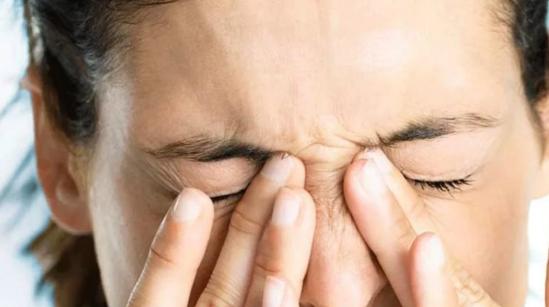 При светобоязни может болеть голова