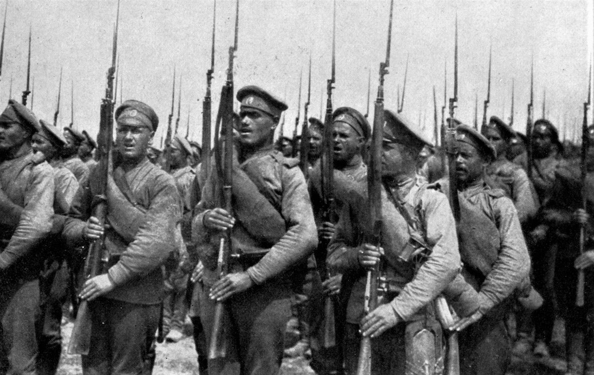 Русские солдаты в первые годы начала Первой мировой воевали без касок и каких-либо доспехов, да и под конец войны тоже.
