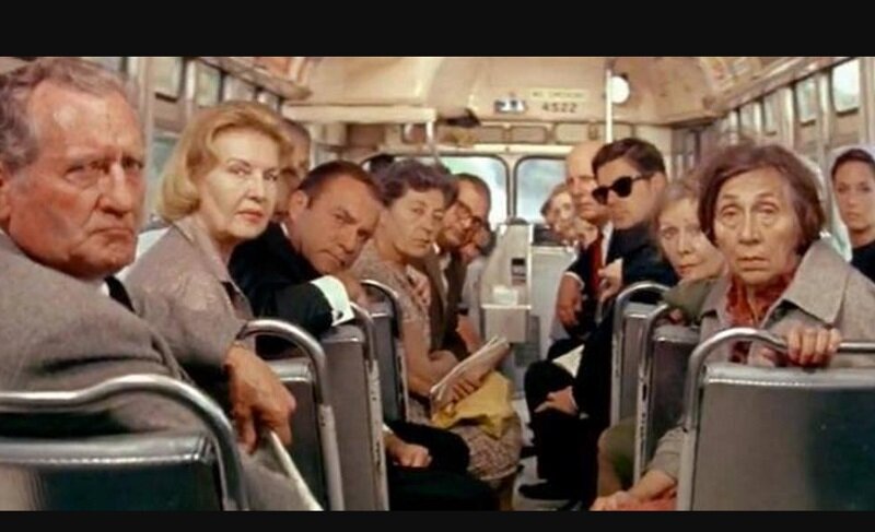 Люди не любят громких пассажиров.