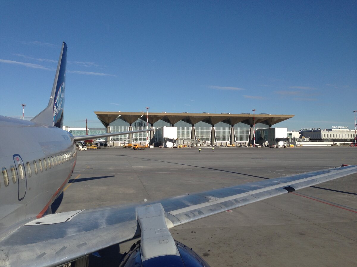 Самолет на стоянке в аэропорту «Пулково»