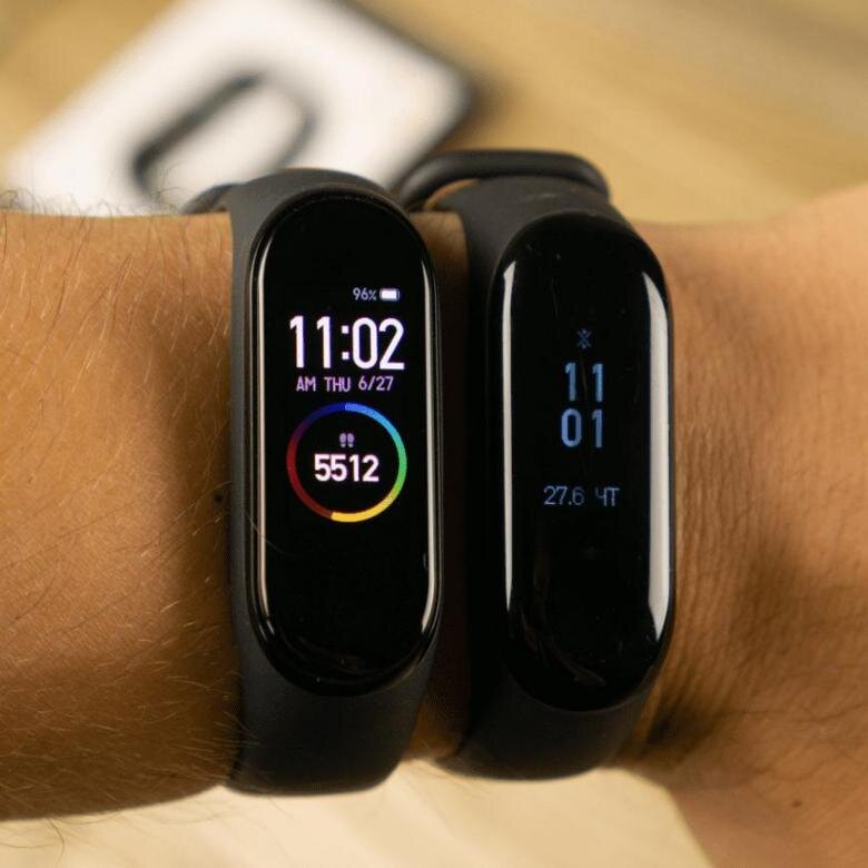 Слева Mi Band 4, справа Mi Band 3