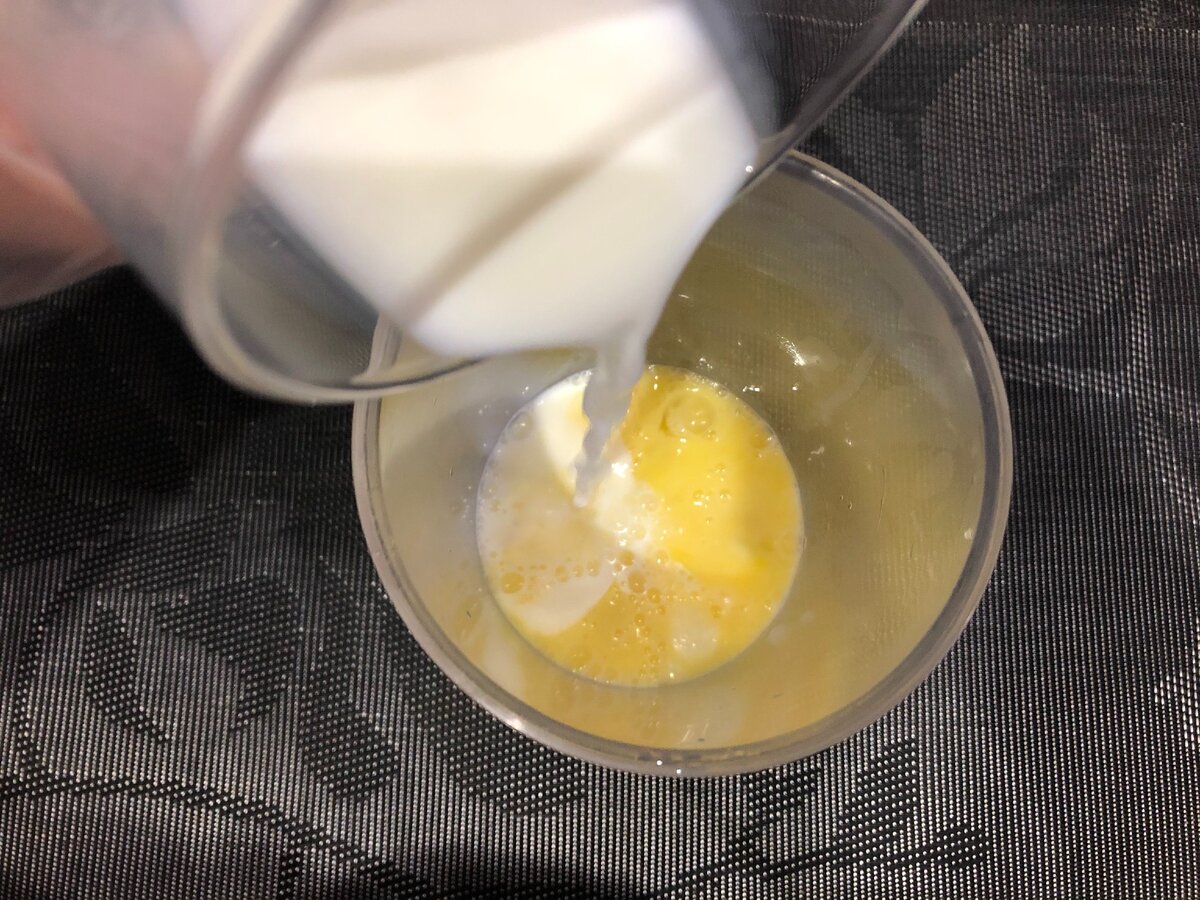 В яйца добавляем молоко.