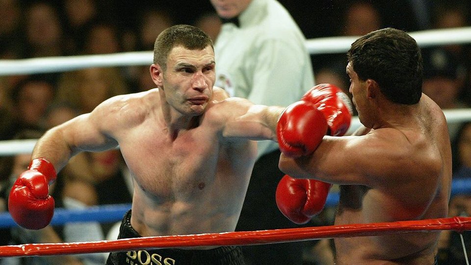 На четвертом месте стоят сразу два великолепных боксера это легендарные братья Кличко