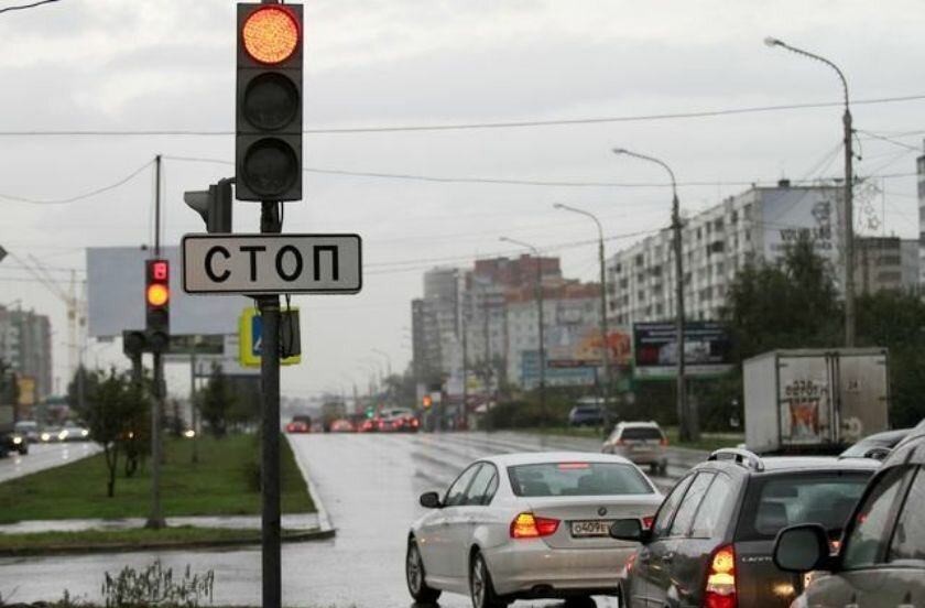 Света я лечу на красный свет. Светофор для машин. Машина стоит на светофоре. Стоп линия на светофоре. Перекресток со светофором.