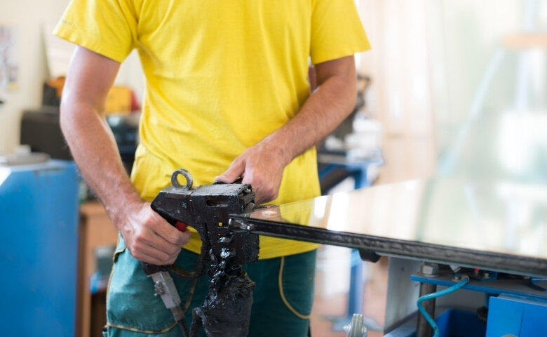 Производство стеклопакетов для окон ПВХ (источник: https://www.canva.com/)