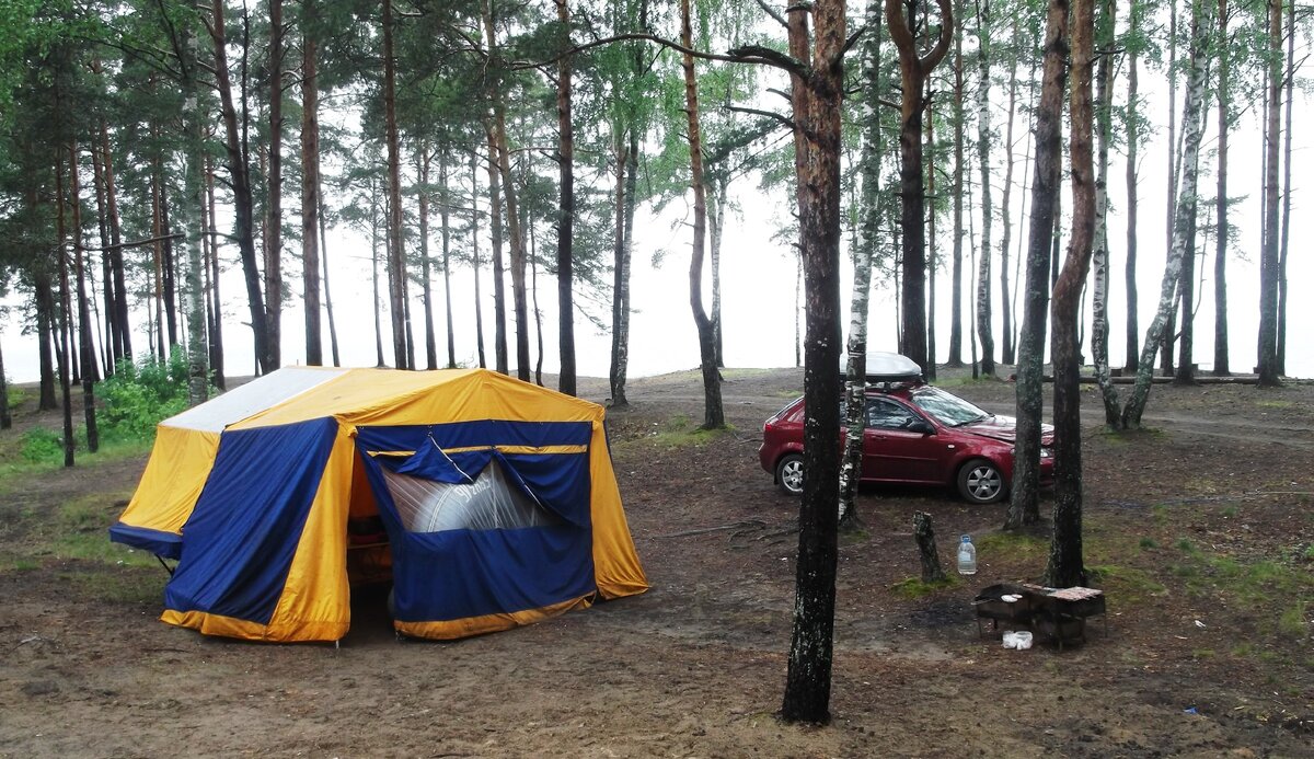 Наш прицеп Скиф. Несколько раз за годы использования приходилось менять комплект палаток, потому как использовали мы наш Скиф очень много. 