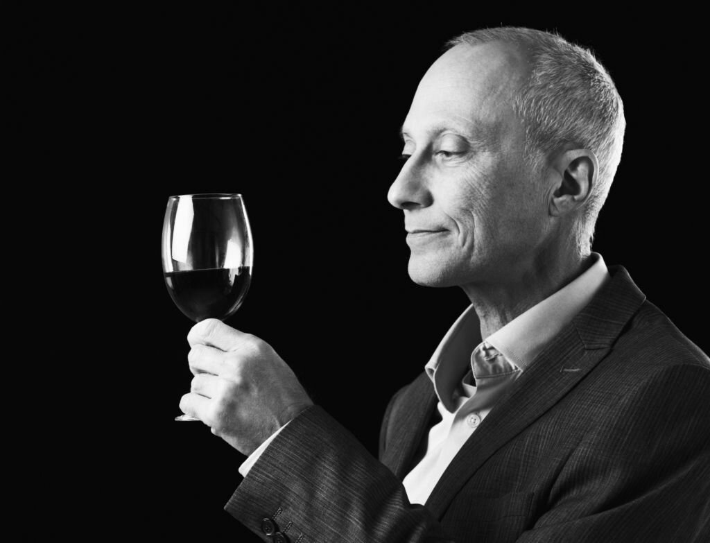 Фото сомелье с бокалом вина