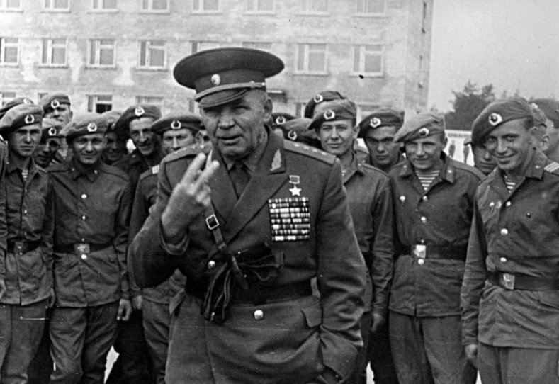 "Дядя Вася, а увольнения в город будут? Какие увольнения сынки, два годика отдай и домой. Тут же как и положено, все за колючечкой". Десантный батя Маргелов и его сыночки. Фото из открытых источников.