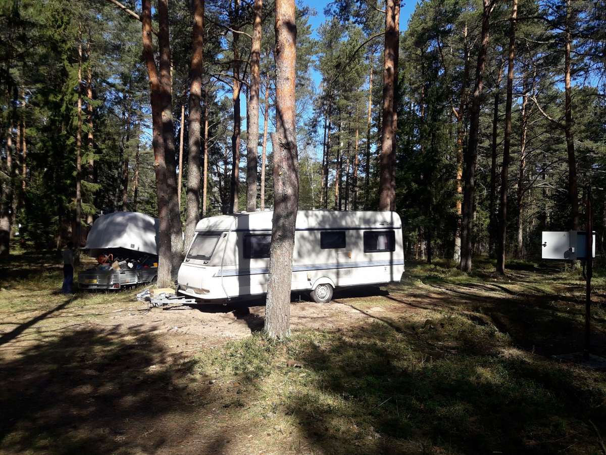 Наши строители живут в кемпере — это дом на колёсах