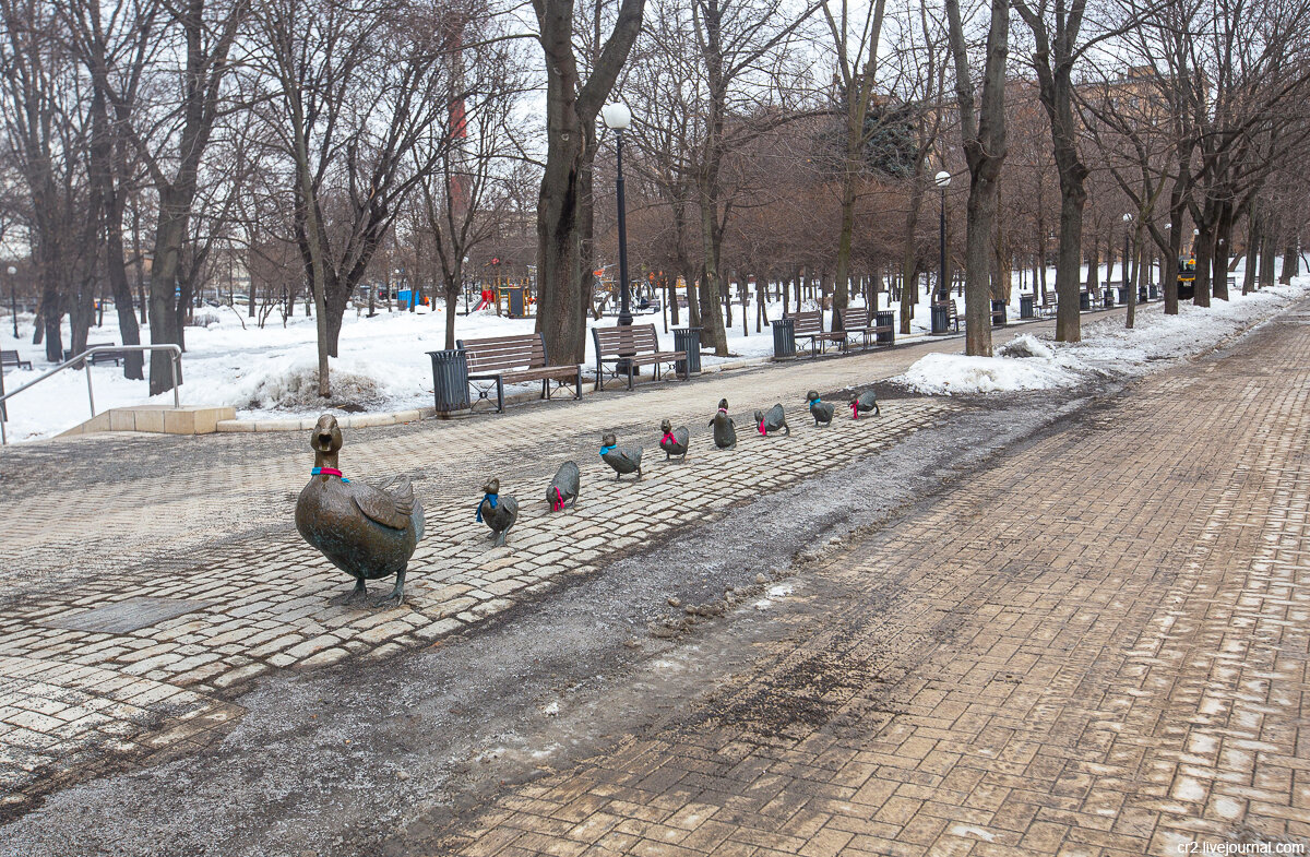 Скульптура "Дорогу утятам!". Москва. Фото автора статьи (ещё 1 фото)