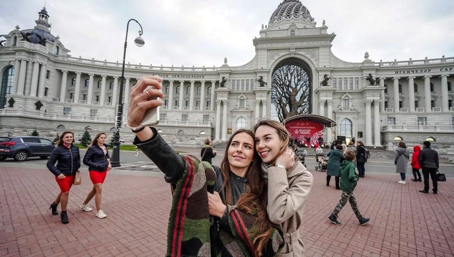 Какие известные люди живут в татарстане. Население города Казань. Популярные люди в Казани. Казань миллионный житель. Жители города.