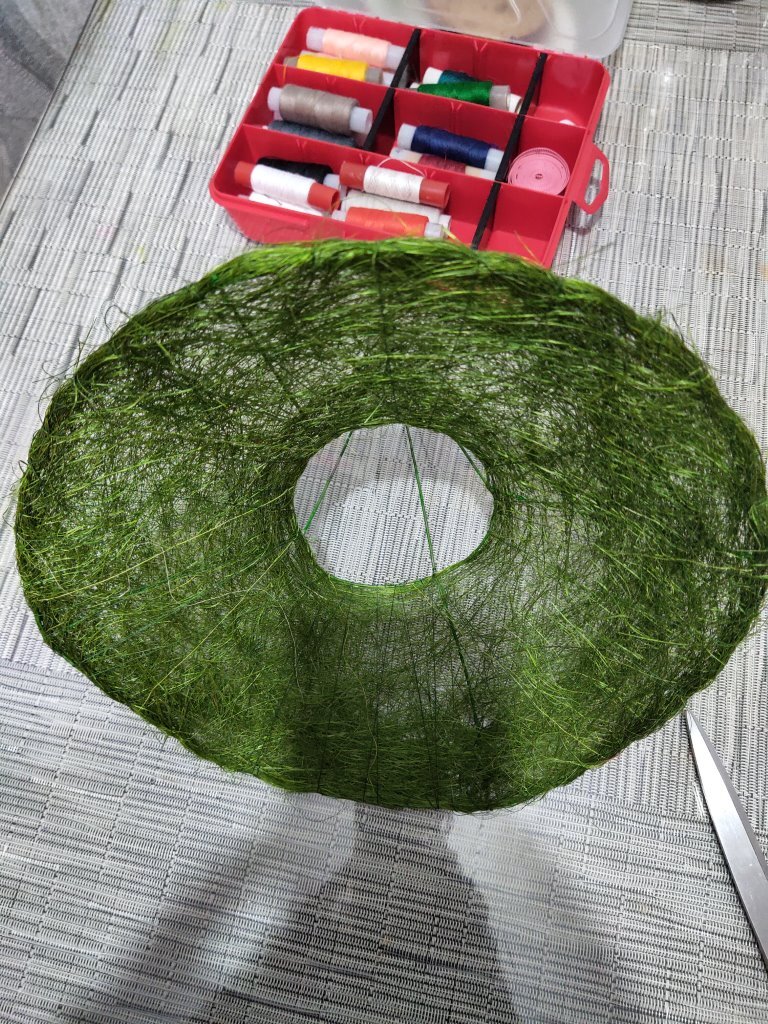 Абажур сизаль. Ниткой я "причесал" сизаль чтобы не торчало в разные стороны.