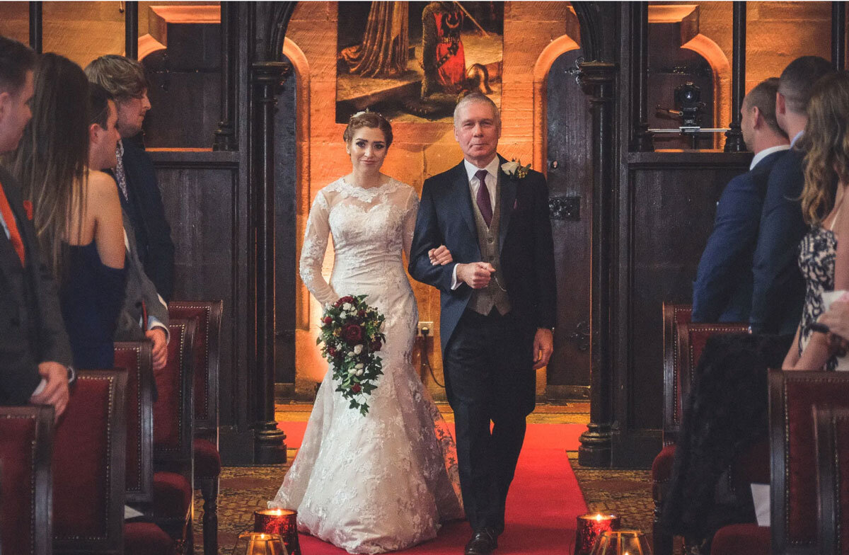 Пекфортон замок в Чешире. Невеста с отцом. Фотографии из открытого источника