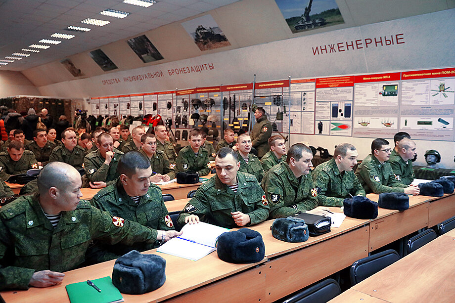 Возникшие вопросы требуют сложных объяснений военно-политической обстановки. Фото: Михаил Почуев/ТАСС