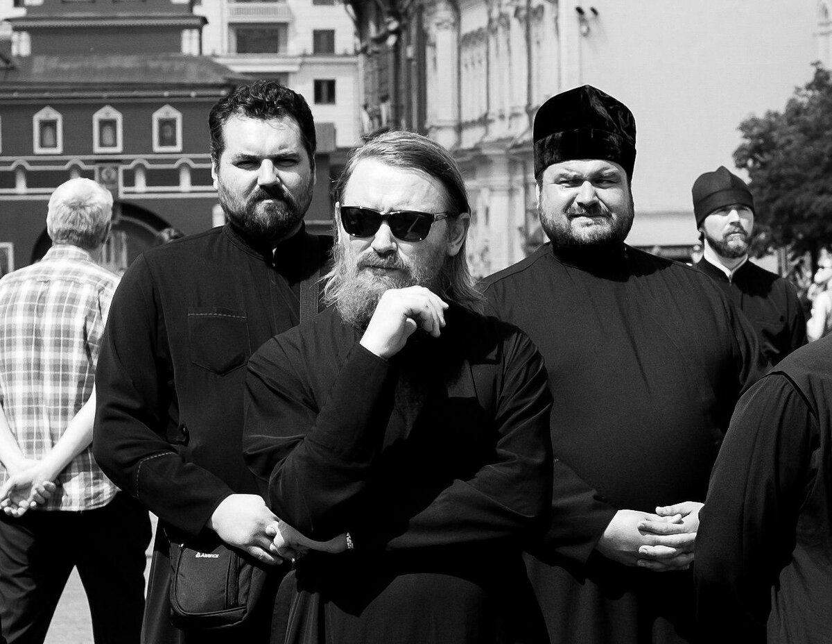 священник бандит. вор карабашев вася. священник с автоматом. священник бандит. святой отец падре.