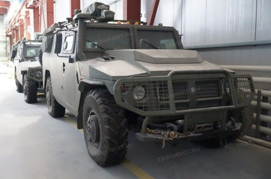 Продают 2 машины, видно что с хранения.