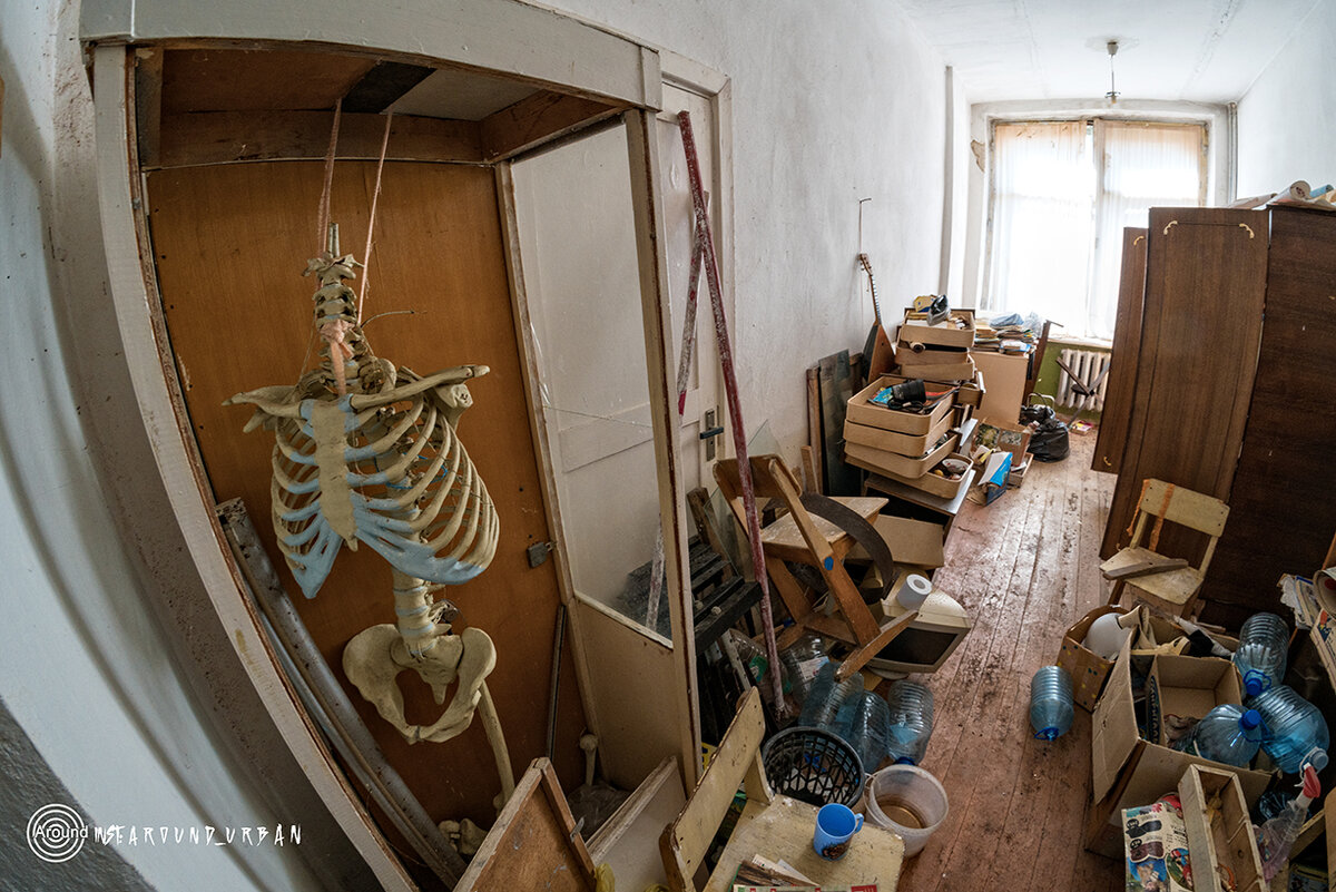 Школьники уходя унесли кости которые им могут пригодиться во взрослой жизни.