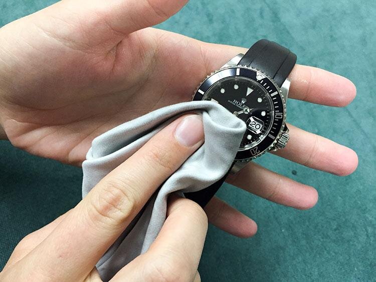 Корпус необходимо протереть сухой салфеткой или тканью