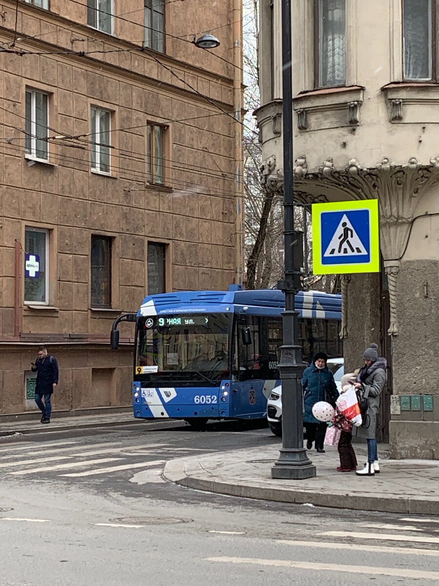 Троллейбус на улице Санкт-Петербурга. Фото автора статьи 