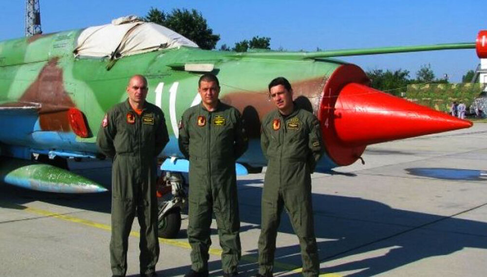 На фото справа погибший пилот МиГ-29 Терзиев.