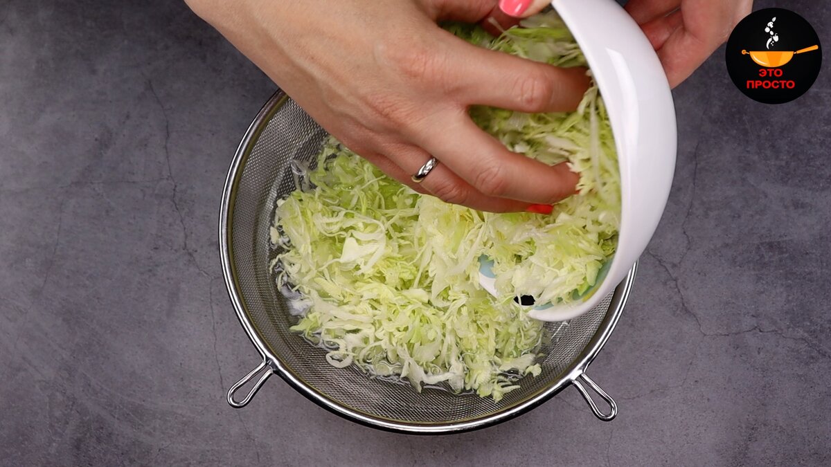 Фото можно листать влево