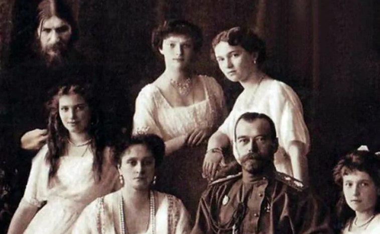 Фотография распутина и царской семьи