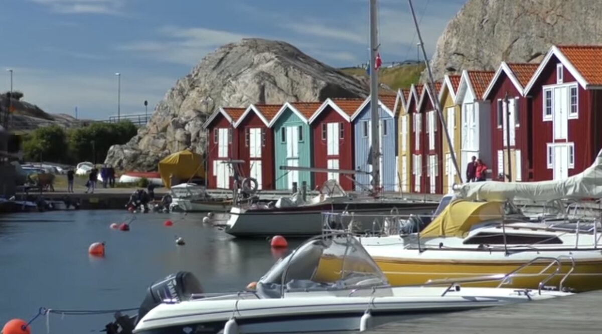Швеция. Домики у причала.