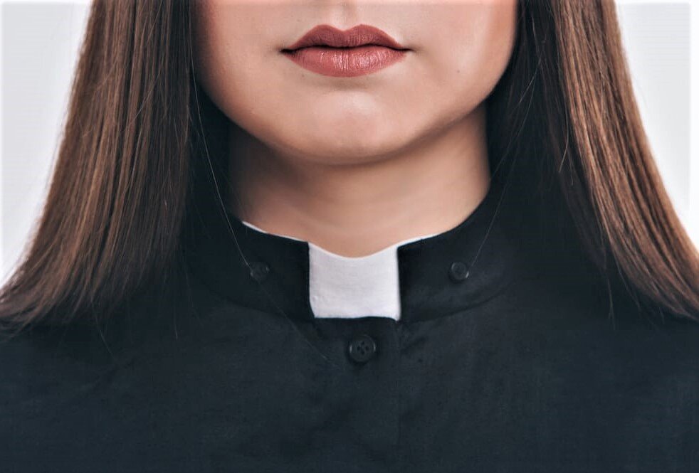 В лютеранстве пасторы-женщины тоже носят колоратки.