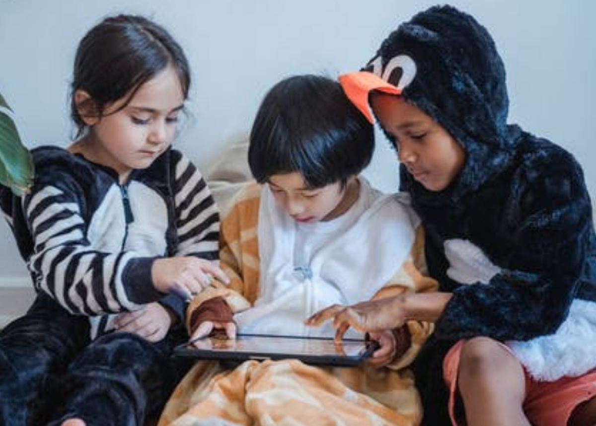 Картина на любом детском празднике... Дети просто не расстаются с гаджетами. 