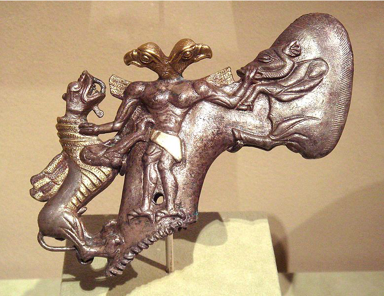 Древний бронзовый топор Бактрийско-Маргианской культуры. Фото взято с сайта: https://ru.wikipedia.org/wiki/Бактрийско-Маргианский_археологический_комплекс#/media/Файл:BMAC,_Axe_with_eagle_headed_demon_and_animals,_3rd_-_early_2nd_millennium_BCE.jpg
