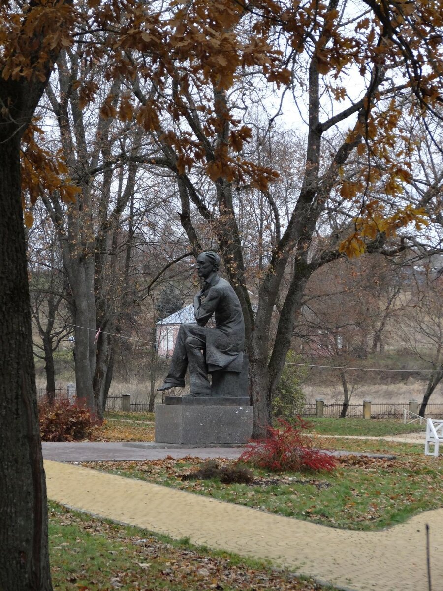 Памятник Ф.И. Тютчеву на территории усадьбы