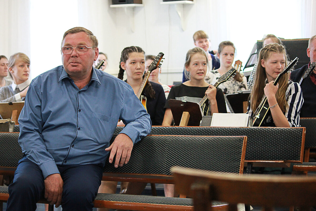 Дирижер Андрей Зименс перед каждой репетицией говорит о Боге. Оркестр исполняет музыку духовную, есть в молельном доме и хор. Поют и на русском, и на немецком
