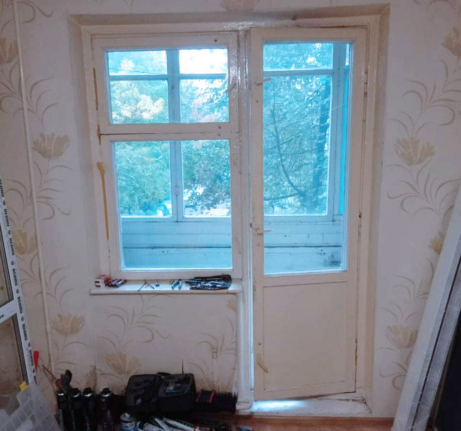 Старый деревянный балконный блок под замену. Фото из архива компании "Окна Stars"