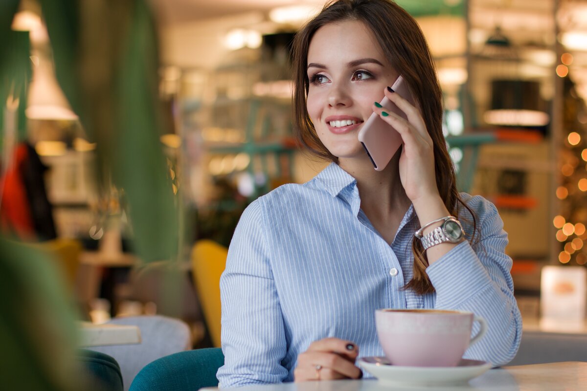 Источник https://on-desktop.com/wps/2020Girls___Beautyful_Girls_Business_girl_in_a_shirt_talking_on_the_phone_in_a_cafe_139520_.jpg