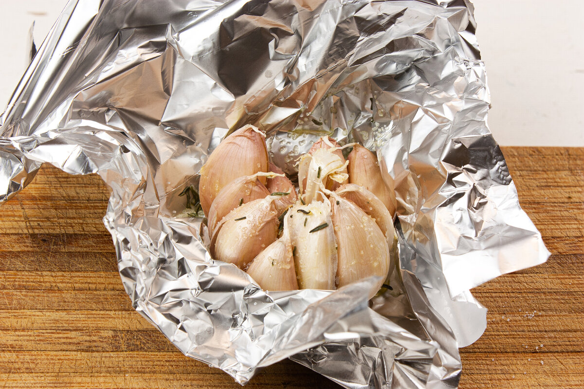 Запечем чеснока.