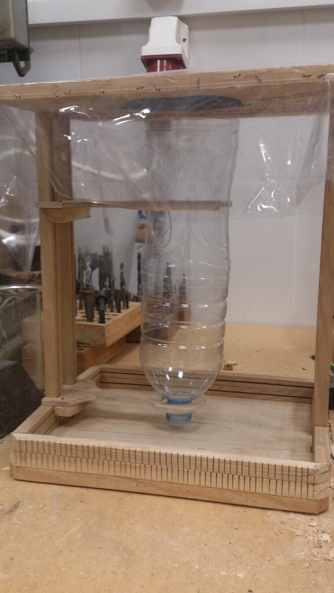 Бутылка наполняется семечками, которые постепенно высыпаются