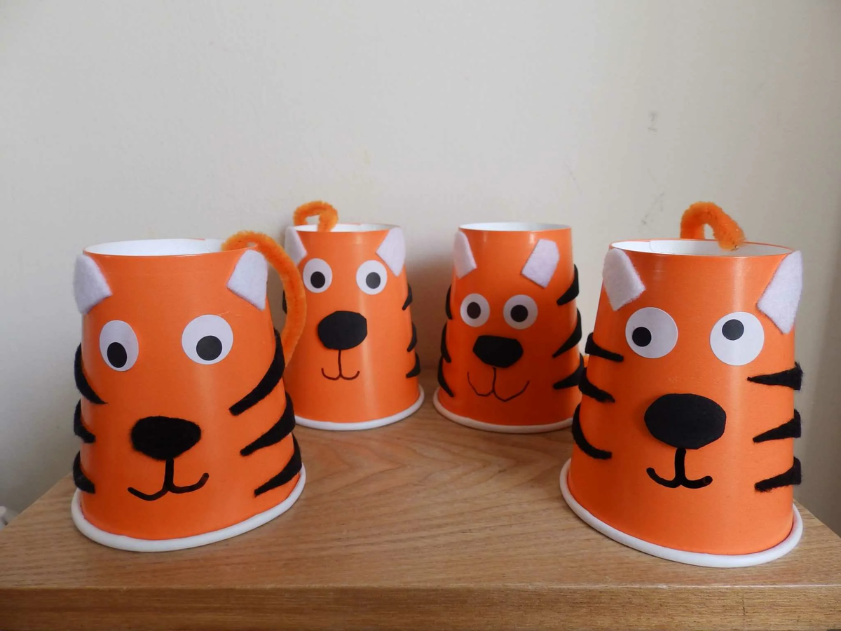 Поделка кот из дисков. Бросовый материал поделки. Поделки из бумажных стаканчиков. Поделки из дисков. Животные из стаканчиков.