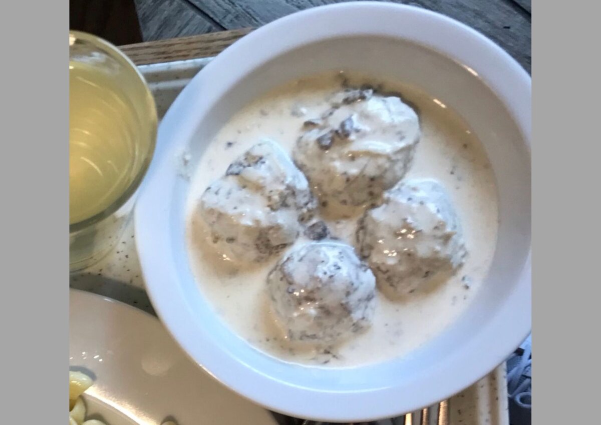 Клопсы, которые мне подали в столовой. По вкусу что-то напоминает настоящие, но не уверена