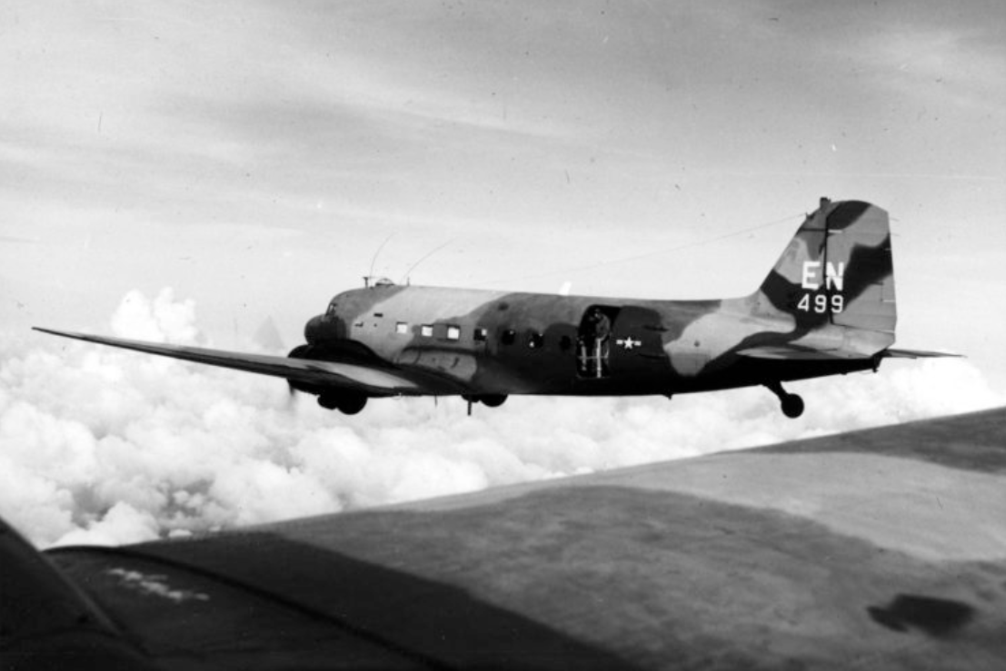 AC-47 Spooky летит с авиабазы Нячанг, Южный Вьетнам, примерно 1968-1969 годы.