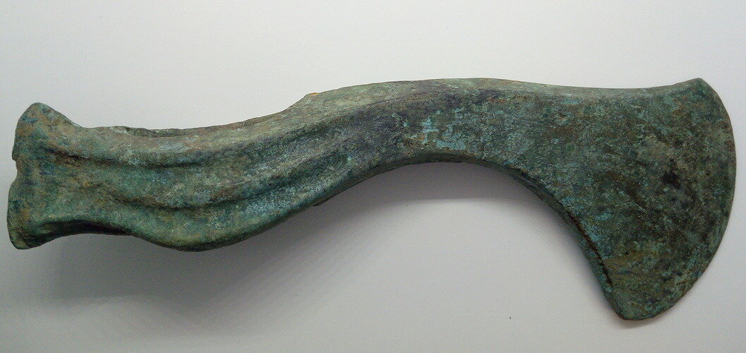 Топор с изогнутым лезвием, Северный Кавказ, конец 2 тысячелетия до н. э.