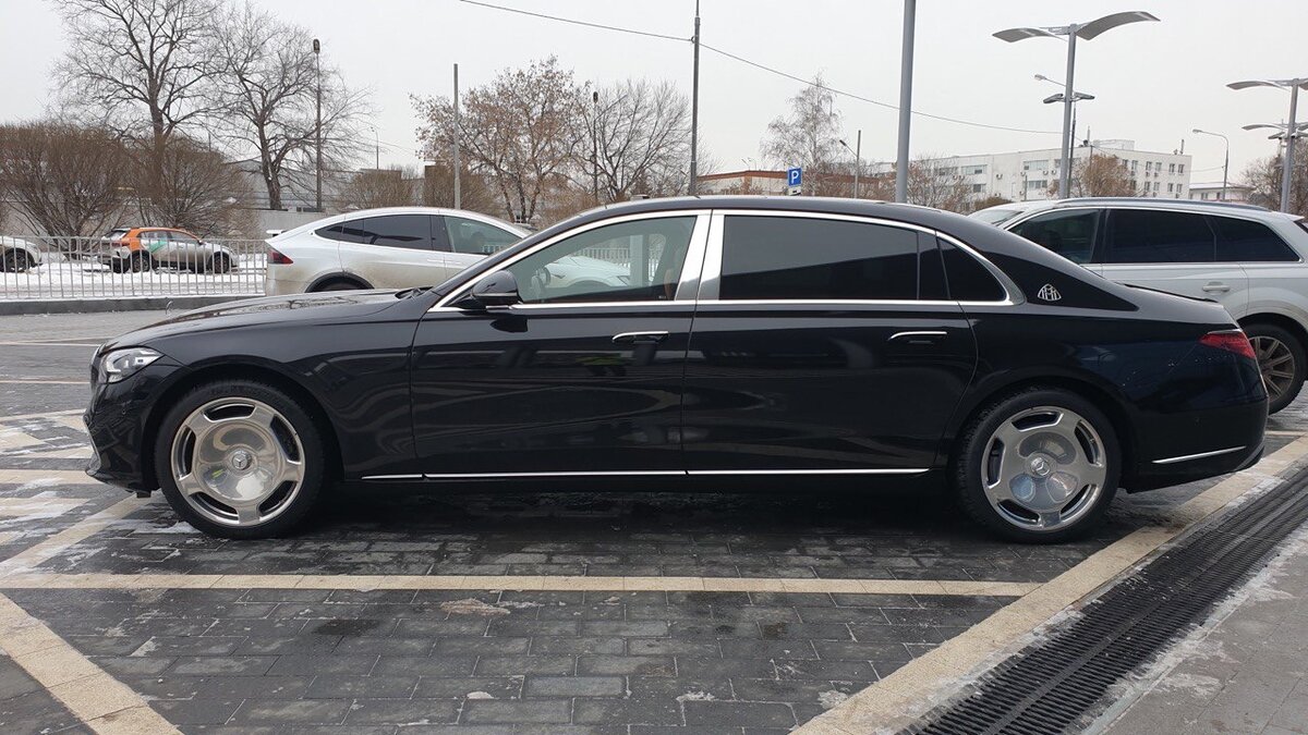 В одноцветном окрасе  только профи, или человек интересующийся, отличит Майбах от обычного Мерседеса S-класса. Будем откровенны, Мерседес не слишком напрягался создавая этот автомобиль, ибо ничего нового он в нем не предлагает. Разве можно всерьез говорить о новой модели и новой машине, все отличие которой в длине кузова, удлиненных задних дверях с дополнительными окошечками в стойках? По сравнению с предыдущей версией колесная база прибавила 180мм, а длина машины выросла всего на 16мм (5469мм), проще говоря не выросла)).
