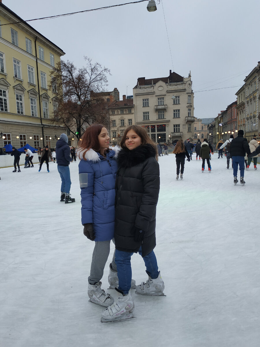 Дети на катке у Ратуши